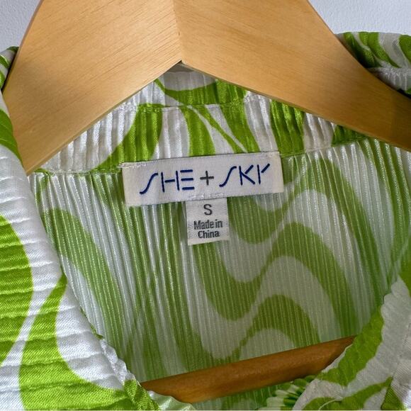 She + Sky Green and White Wave Retro Pattern Shirt - Picture 5 of 13